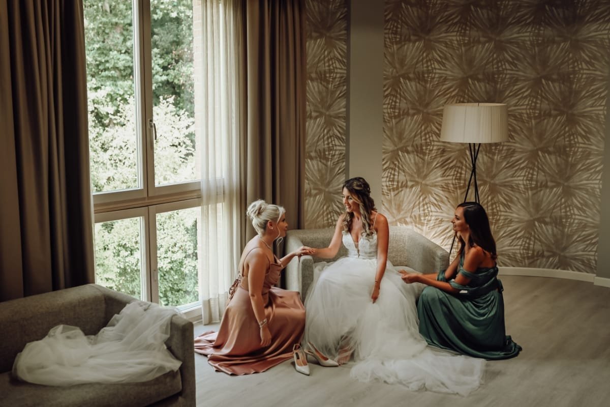 Lab Event: Fotografie di Eleganza tra Veneto e Venezia Lab Event è specializzato in servizi fotografici per matrimoni, eventi e cerimonie tra la bellezza del Veneto e il fascino di Venezia. I nostri fotografi professionisti catturano ogni dettaglio: dai paesaggi collinari di Verona ai riflessi dorati della Laguna Veneziana. Ogni scatto racconta un’emozione autentica e diventa una preziosa opera d’arte. Operiamo in Veneto, Lombardia, Trentino e in tutta Italia, offrendo un servizio personalizzato per trasformare ogni momento in un ricordo eterno. Valorizziamo l’amore, le emozioni e le atmosfere uniche, immortalando sorrisi e dettagli con sensibilità e passione. Con Lab Event, il tuo matrimonio viene raccontato con stile ed eleganza, coniugando la tradizione del Veneto con l’unicità di Venezia. Scegli i nostri servizi fotografici per un racconto che celebra la tua storia d’amore in modo autentico e senza tempo. Ogni scatto sarà una memoria da custodire per sempre.