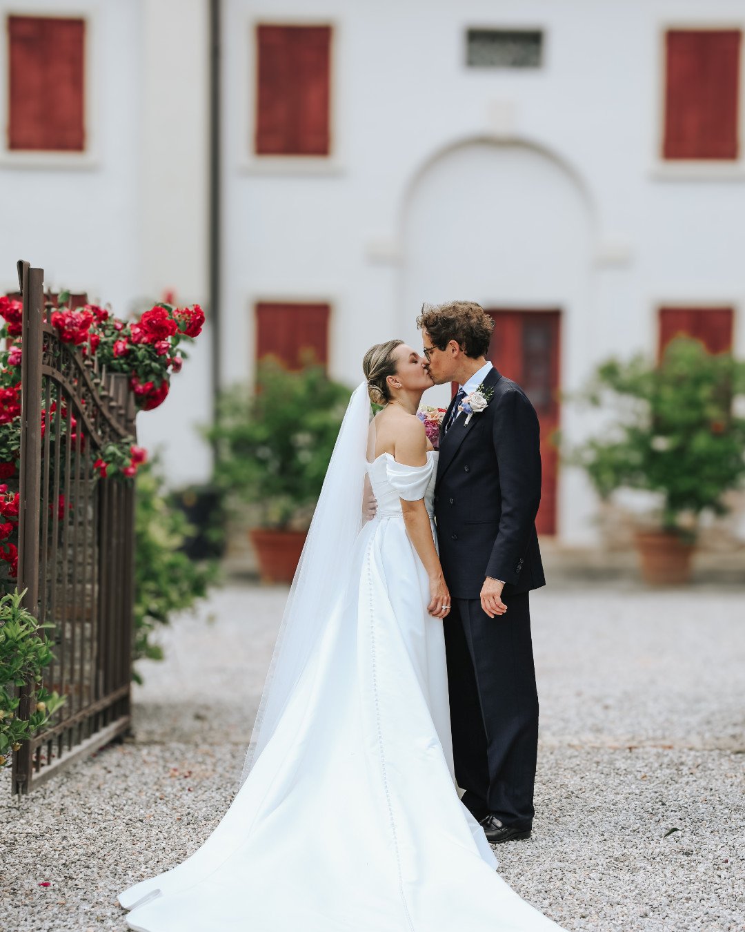Wedding photographers at Villa Sagredo: the ideal location<br />
Villa Sagredo is the ideal setting for those looking for wedding photographers capable of narrating emotions in an elegant and private space. Every corner of the villa, from the refined interiors to the park with peacocks, offers the perfect backdrop for creating intense, romantic and classy images. The Vicenza wedding photographer can work in complete freedom thanks to the possibility of reserving the entire facility for the event. Family management and in-house catering ensure smooth and stress-free organization. If you want shots that really tell your love story, in a location that combines history, nature and hospitality, Villa Sagredo is the right choice. Every photo shoot here becomes a journey into feelings, with the assurance of professional support and environments that are taken care of in every detail. For newlyweds looking for the best in Vicenza, this villa is a true landmark.      