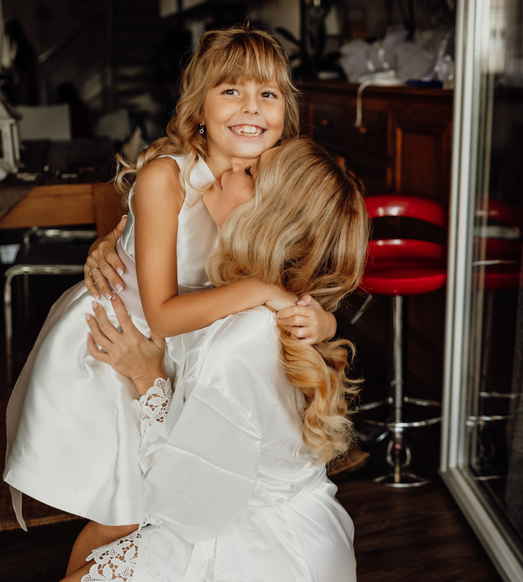 Un matrimonio consapevole nel cuore di Verona Organizzare un matrimonio a Verona centro significa celebrare un amore maturo e consapevole. Nel cuore di Verona, ogni celebrazione acquista un valore simbolico forte. Coppie che condividono anni di vita insieme trovano nel centro storico la cornice ideale per suggellare la propria unione. Le passeggiate romantiche verso Casa di Giulietta evocano tradizione e sentimento. Questo tipo di matrimonio non è solo un evento, ma una dichiarazione di stabilità e scelta consapevole. Le immagini raccontano una storia già vissuta, fatta di resilienza e crescita condivisa. Sposarsi nel centro di Verona significa trasformare l’esperienza personale in un racconto visivo elegante e ricco di significato.