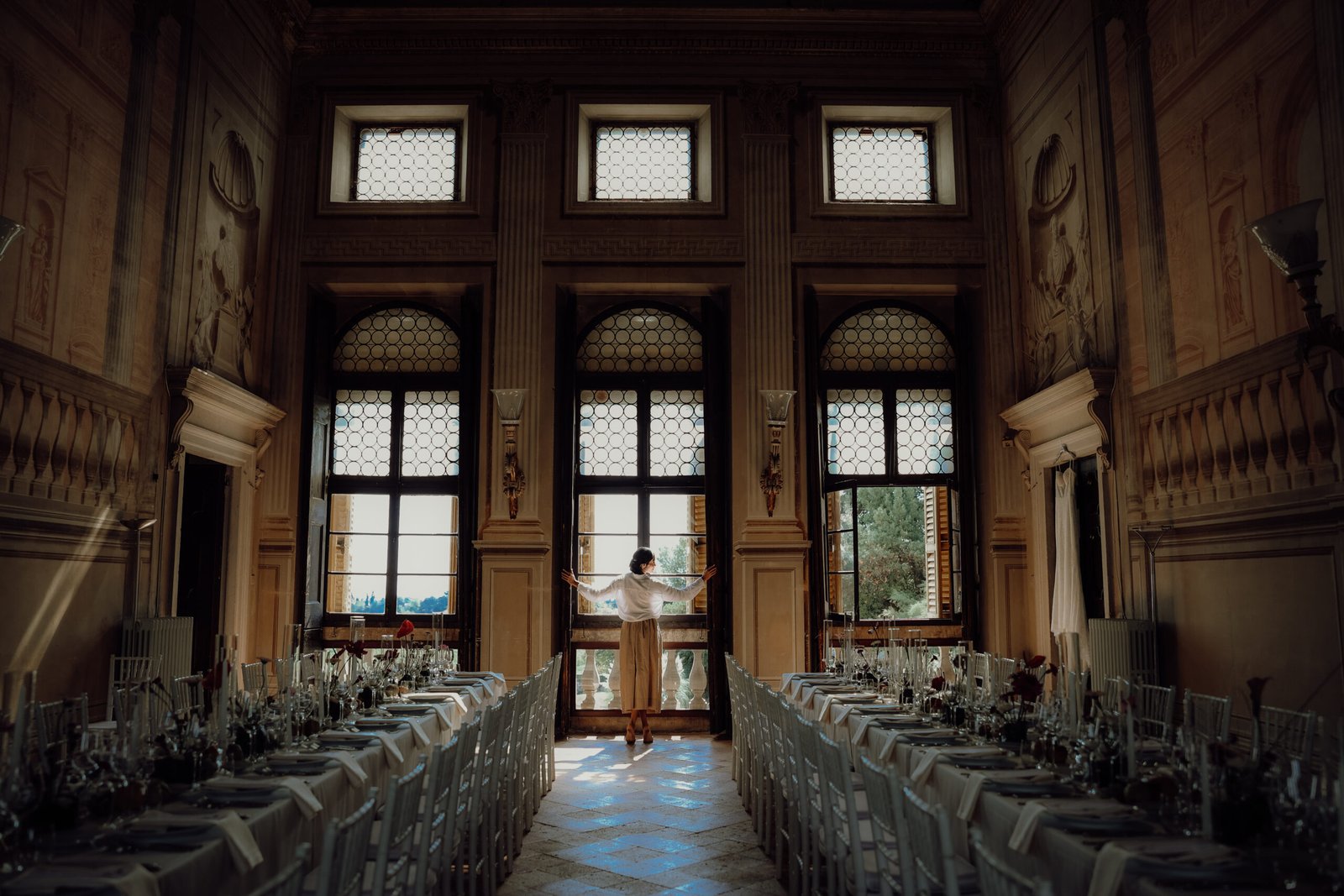 Sposa nel salone affrescato di una villa allestito per il ricevimento