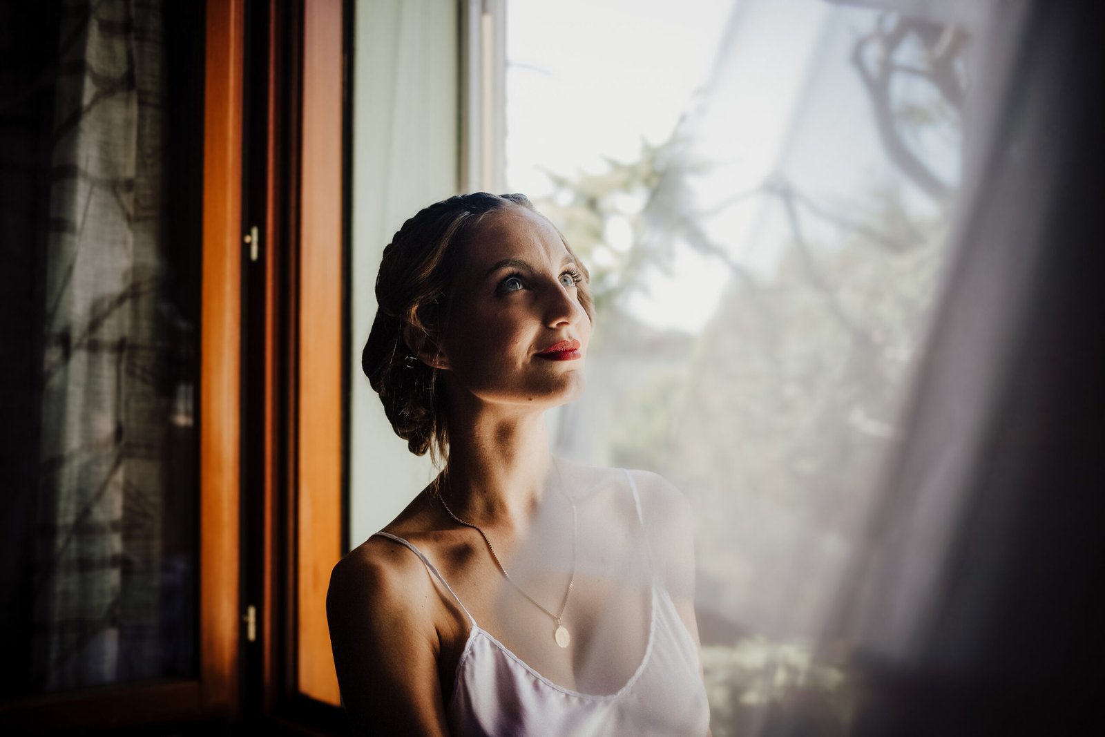 Ritratto della sposa alla finestra nella luce del mattino